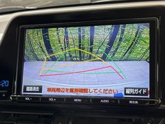 【バックカメラ】駐車時に後方がリアルタイム映像で確認できます。大型商業施設や立体駐車場での駐車時や、夜間のバック時に大活躍！運転スキルに関わらず、今や必須となった装備のひとつです！ 5