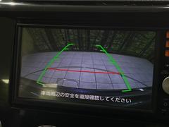 【バックカメラ】駐車時に後方がリアルタイム映像で確認できます。大型商業施設や立体駐車場での駐車時や、夜間のバック時に大活躍！運転スキルに関わらず、今や必須となった装備のひとつです！ 4