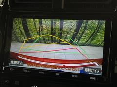 【バックカメラ】駐車時に後方がリアルタイム映像で確認できます。大型商業施設や立体駐車場での駐車時や、夜間のバック時に大活躍！運転スキルに関わらず、今や必須となった装備のひとつです！ 5