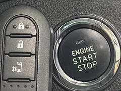 【キーフリーシステム】カバンやポケットに入れたままでもドアの施錠・解錠が可能なスマートキーを装備。エンジンのオン・オフ時もカギを取り出す必要が無いからとっても便利です♪ 7