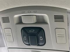 【両側パワースライドドア】スマートキーや運転席のスイッチで後席両側スライドドアの開閉が可能♪電動だから力を入れてドアを開ける必要が無く、小さなお子様でも簡単に開け閉めでき快適です♪ 6