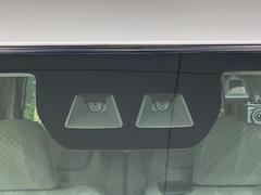 【トヨタセーフティセンス】走行中に前方の車両等を認識し、衝突しそうな時は警報とブレーキで衝突回避と被害軽減をアシスト。より安全にドライブをお楽しみいただけます。 3