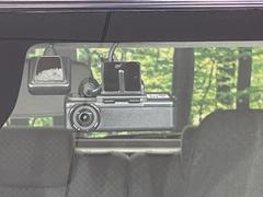 【ドライブレコーダー】安心・安全なカーライフに必須のドライブレコーダーを装備！走行中はもちろん、あおり運転や事故に遭遇した際の状況も映像で記録し、万一のリスクに備えます。 4