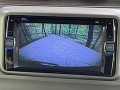 【バックカメラ】駐車時に後方がリアルタイム映像で確認できます。大型商業施設や立体駐車場での駐車時や、夜間のバック時に大活躍！運転スキルに関わらず、今や必須となった装備のひとつです！ 4