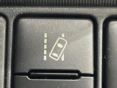 【レーントレーシングアシスト】高速道路走行時、車線からはみ出しそうになるとレーンの中央を走るようにステアリング操作をアシスト。より安全な運転をサポートしてくれます！ 7