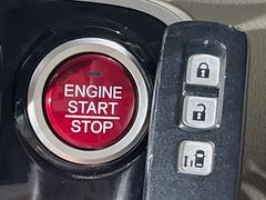【Ｈｏｎｄａスマートキー】カバンやポケットに入れたままでもドアの施錠・解錠が可能なスマートキーを装備。エンジンのオン・オフ時もカギを取り出す必要が無いからとっても便利です♪ 7