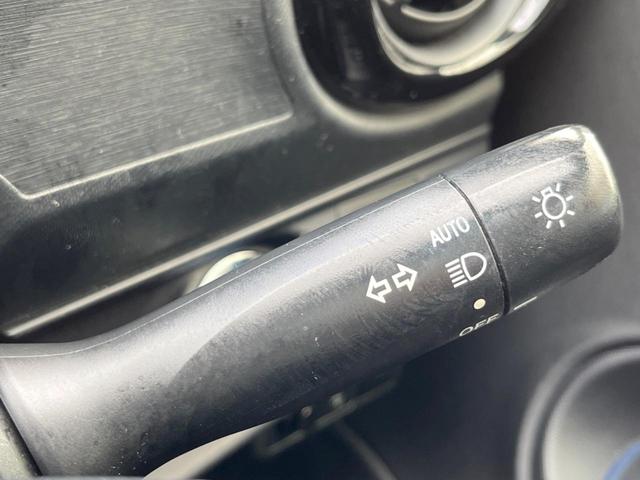 S 衝突被害軽減装置 禁煙車 オートライト スマートキー オートエアコン CDプレイヤー 盗難防止装置 プライバシーガラス(10枚目)