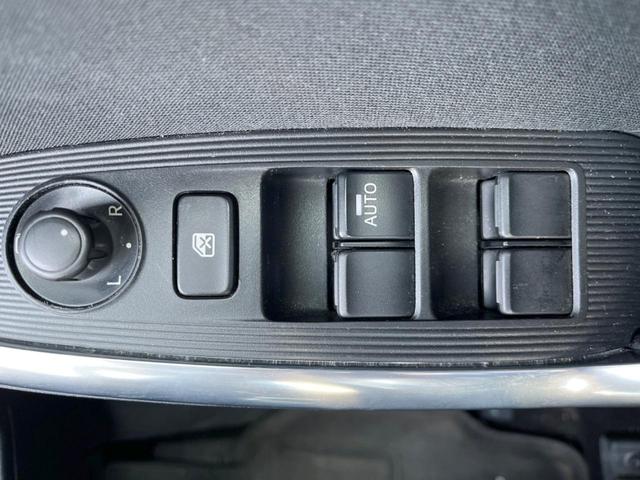 XD KENWOODナビ 4WD 禁煙車 バックカメラ ETC Bluethooth再生 HIDヘッドライト スマートキー オートライト オートエアコン 純正17インチアルミホイール(28枚目)