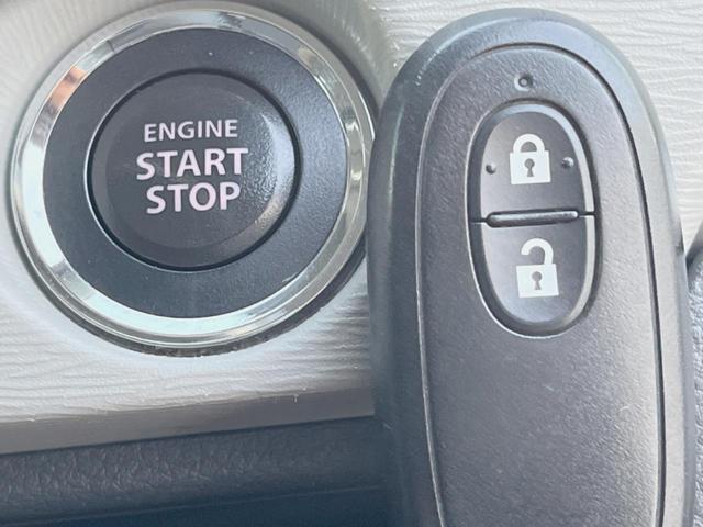 【キーレススタートシステム】カバンやポケットに入れたままでもドアの施錠・解錠が可能なスマートキーを装備。エンジンのオン・オフ時もカギを取り出す必要が無いからとっても便利です♪