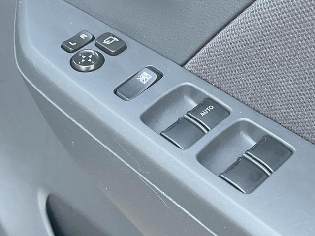 【電動格納ミラー】サイドミラーは電動格納式となっており、狭い駐車場でもキズがつくリスクを抑えられます。