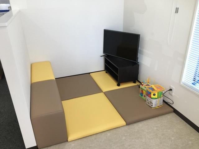 大きなキッズスペースも完備！小さなお子様連れでも、ゆっくりとお車探しをお楽しみいただけます。