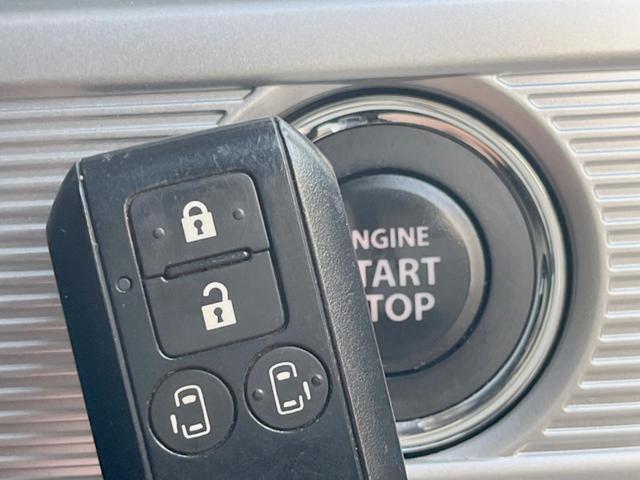 【アドバンストキー】カバンやポケットに入れたままでもドアの施錠・解錠が可能なスマートキーを装備。エンジンのオン・オフ時もカギを取り出す必要が無いからとっても便利です♪