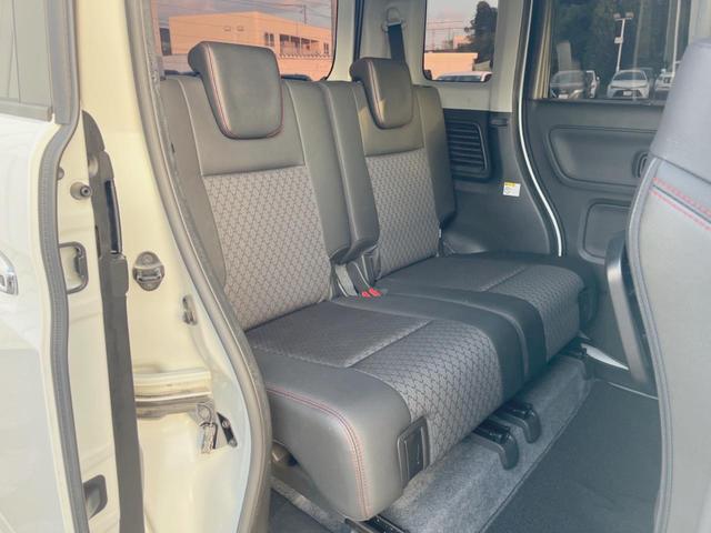 後部座席も気になるようなキズ・汚れやへたり等、大きなダメージはなく、良好な状態です。
