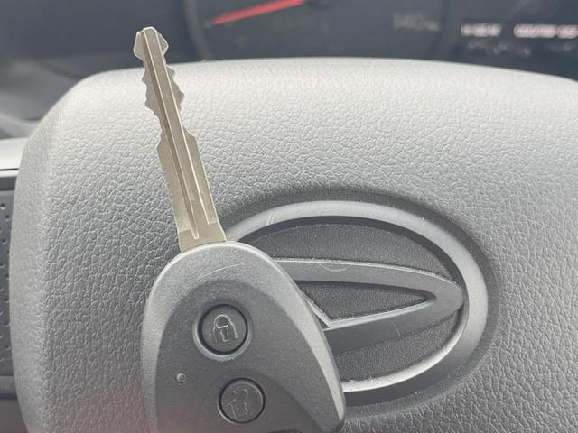 【キーレス】少し離れた場所からでもボタン一つでドアの開錠・施錠ができるのでとっても便利！ドアの鍵穴周りに傷をつけることもありません♪