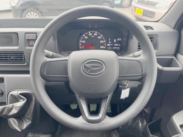 インテリアに合わせたデザインのステアリングは、運転される方のことも考え、運転しやすい形状、大きさです。是非一度、実際に触ってお確かめください。