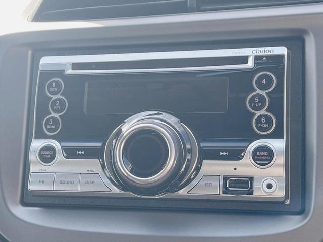 フィット Ｇ・１０ｔｈアニバーサリー　ＣＤ再生オーディオ　ＥＴＣ　スマートキー　アイドリングストップ機能　電動格納ドアミラー　エアコン　パワーウィンドウ　１４インチアルミホイール　プライバシーガラス　運転席シートリフター（3枚目）