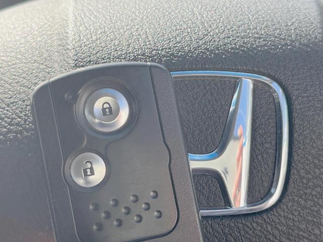 フィット Ｇ・１０ｔｈアニバーサリー　ＣＤ再生オーディオ　ＥＴＣ　スマートキー　アイドリングストップ機能　電動格納ドアミラー　エアコン　パワーウィンドウ　１４インチアルミホイール　プライバシーガラス　運転席シートリフター（5枚目）