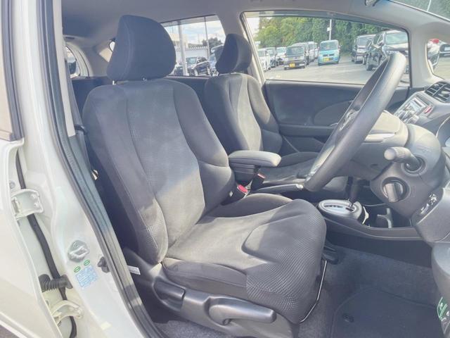 フィット Ｇ・１０ｔｈアニバーサリー　ＣＤ再生オーディオ　ＥＴＣ　スマートキー　アイドリングストップ機能　電動格納ドアミラー　エアコン　パワーウィンドウ　１４インチアルミホイール　プライバシーガラス　運転席シートリフター（9枚目）