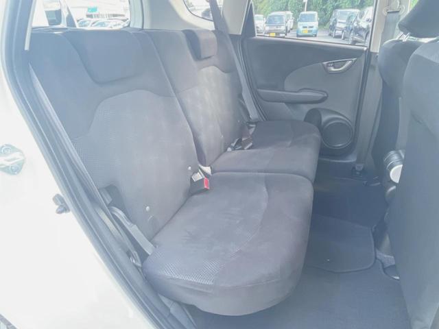 フィット Ｇ・１０ｔｈアニバーサリー　ＣＤ再生オーディオ　ＥＴＣ　スマートキー　アイドリングストップ機能　電動格納ドアミラー　エアコン　パワーウィンドウ　１４インチアルミホイール　プライバシーガラス　運転席シートリフター（10枚目）