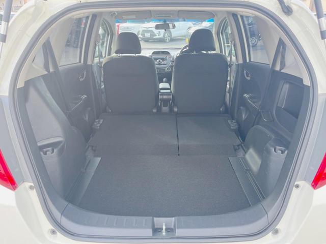 フィット Ｇ・１０ｔｈアニバーサリー　ＣＤ再生オーディオ　ＥＴＣ　スマートキー　アイドリングストップ機能　電動格納ドアミラー　エアコン　パワーウィンドウ　１４インチアルミホイール　プライバシーガラス　運転席シートリフター（11枚目）