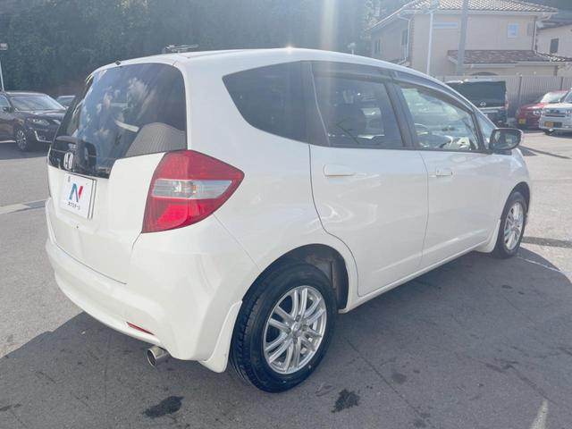 フィット Ｇ・１０ｔｈアニバーサリー　ＣＤ再生オーディオ　ＥＴＣ　スマートキー　アイドリングストップ機能　電動格納ドアミラー　エアコン　パワーウィンドウ　１４インチアルミホイール　プライバシーガラス　運転席シートリフター（18枚目）