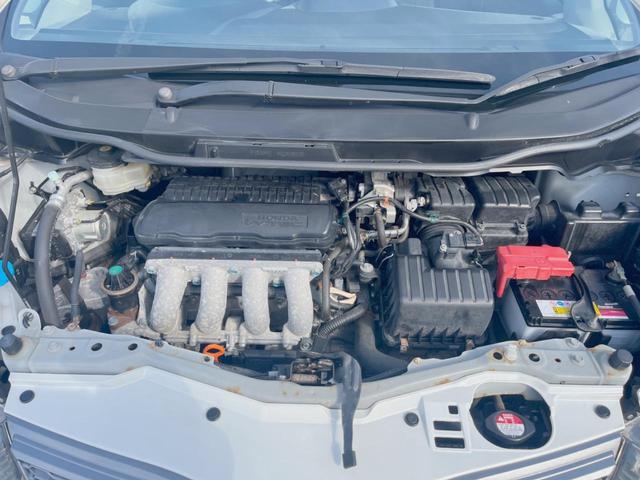 フィット Ｇ・１０ｔｈアニバーサリー　ＣＤ再生オーディオ　ＥＴＣ　スマートキー　アイドリングストップ機能　電動格納ドアミラー　エアコン　パワーウィンドウ　１４インチアルミホイール　プライバシーガラス　運転席シートリフター（19枚目）