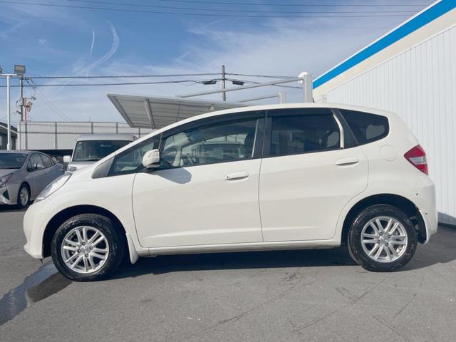 フィット Ｇ・１０ｔｈアニバーサリー　ＣＤ再生オーディオ　ＥＴＣ　スマートキー　アイドリングストップ機能　電動格納ドアミラー　エアコン　パワーウィンドウ　１４インチアルミホイール　プライバシーガラス　運転席シートリフター（26枚目）