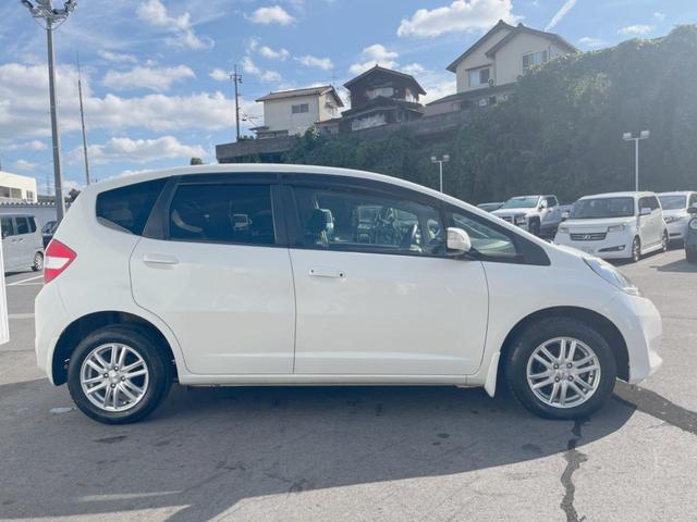 フィット Ｇ・１０ｔｈアニバーサリー　ＣＤ再生オーディオ　ＥＴＣ　スマートキー　アイドリングストップ機能　電動格納ドアミラー　エアコン　パワーウィンドウ　１４インチアルミホイール　プライバシーガラス　運転席シートリフター（28枚目）