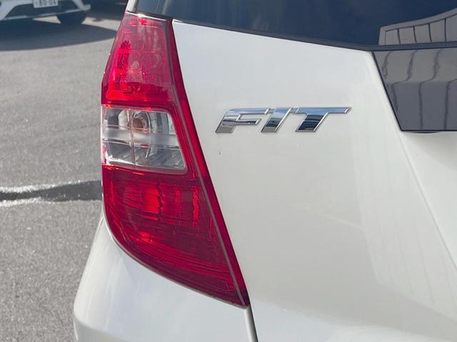 フィット Ｇ・１０ｔｈアニバーサリー　ＣＤ再生オーディオ　ＥＴＣ　スマートキー　アイドリングストップ機能　電動格納ドアミラー　エアコン　パワーウィンドウ　１４インチアルミホイール　プライバシーガラス　運転席シートリフター（29枚目）