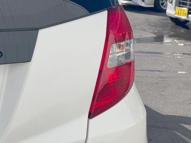 フィット Ｇ・１０ｔｈアニバーサリー　ＣＤ再生オーディオ　ＥＴＣ　スマートキー　アイドリングストップ機能　電動格納ドアミラー　エアコン　パワーウィンドウ　１４インチアルミホイール　プライバシーガラス　運転席シートリフター（30枚目）