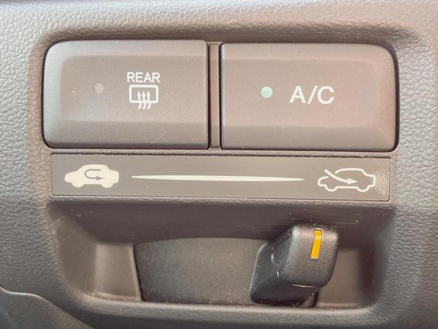 フィット Ｇ・１０ｔｈアニバーサリー　ＣＤ再生オーディオ　ＥＴＣ　スマートキー　アイドリングストップ機能　電動格納ドアミラー　エアコン　パワーウィンドウ　１４インチアルミホイール　プライバシーガラス　運転席シートリフター（37枚目）