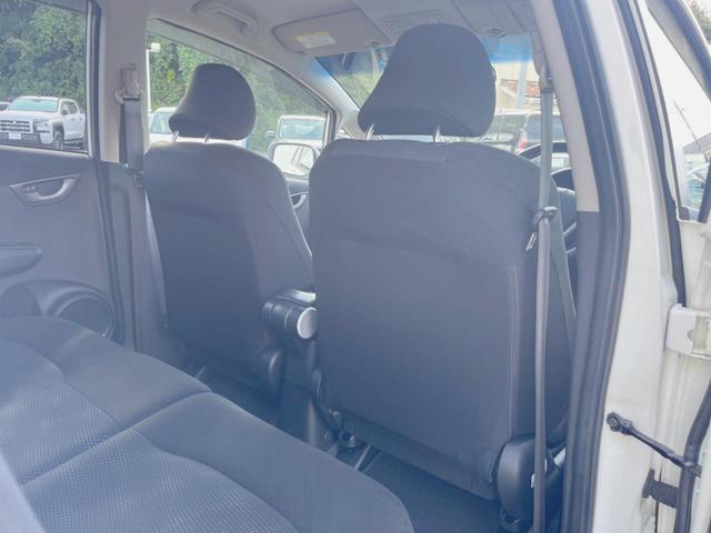 フィット Ｇ・１０ｔｈアニバーサリー　ＣＤ再生オーディオ　ＥＴＣ　スマートキー　アイドリングストップ機能　電動格納ドアミラー　エアコン　パワーウィンドウ　１４インチアルミホイール　プライバシーガラス　運転席シートリフター（38枚目）