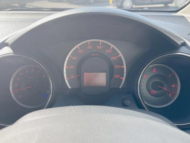 フィット Ｇ・１０ｔｈアニバーサリー　ＣＤ再生オーディオ　ＥＴＣ　スマートキー　アイドリングストップ機能　電動格納ドアミラー　エアコン　パワーウィンドウ　１４インチアルミホイール　プライバシーガラス　運転席シートリフター（42枚目）