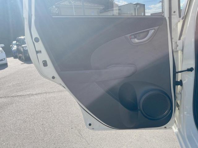 フィット Ｇ・１０ｔｈアニバーサリー　ＣＤ再生オーディオ　ＥＴＣ　スマートキー　アイドリングストップ機能　電動格納ドアミラー　エアコン　パワーウィンドウ　１４インチアルミホイール　プライバシーガラス　運転席シートリフター（43枚目）