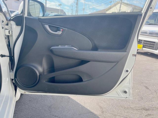 フィット Ｇ・１０ｔｈアニバーサリー　ＣＤ再生オーディオ　ＥＴＣ　スマートキー　アイドリングストップ機能　電動格納ドアミラー　エアコン　パワーウィンドウ　１４インチアルミホイール　プライバシーガラス　運転席シートリフター（44枚目）