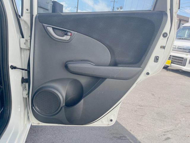 フィット Ｇ・１０ｔｈアニバーサリー　ＣＤ再生オーディオ　ＥＴＣ　スマートキー　アイドリングストップ機能　電動格納ドアミラー　エアコン　パワーウィンドウ　１４インチアルミホイール　プライバシーガラス　運転席シートリフター（46枚目）