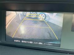 【バックカメラ】駐車時に後方がリアルタイム映像で確認できます。大型商業施設や立体駐車場での駐車時や、夜間のバック時に大活躍！運転スキルに関わらず、今や必須となった装備のひとつです！ 4