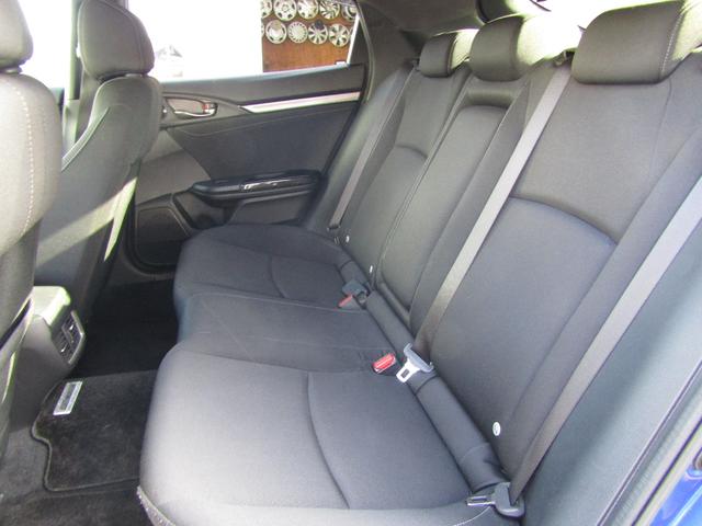 シビック ハッチバック　ホンダセンシング　ＶＴＥＣ　ターボ　６速ＭＴ　ホンダセンシング　ナビ　バックカメラ　ブルートゥース　フルセグＴＶ　１８インチアルミ　ＬＥＤライト　スマートキー　ＥＴＣ　ドラレコ（12枚目）