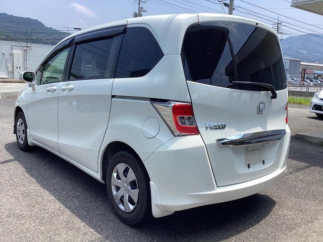 フリード Ｇ　プレミアムエディション　ワンオーナー　夏タイヤ４本新品　禁煙車　ナビ　フルセグＴＶ　ＣＤ　ＤＶＤ　バックモニター　ＥＴＣ　両側パワースライドドア　クルーズコントロール（5枚目）