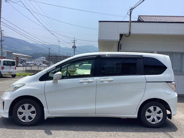 フリード Ｇ　プレミアムエディション　ワンオーナー　夏タイヤ４本新品　禁煙車　ナビ　フルセグＴＶ　ＣＤ　ＤＶＤ　バックモニター　ＥＴＣ　両側パワースライドドア　クルーズコントロール（6枚目）