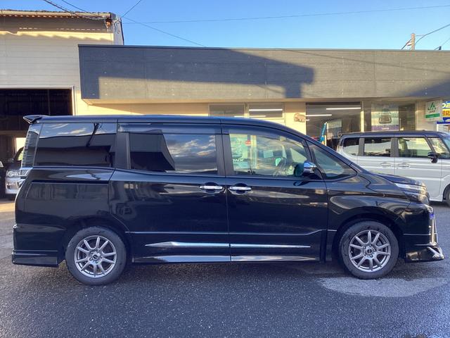 ヴォクシー ＺＳ　煌ＩＩ　オプションブラック　１０インチナビ　フルセグＴＶ　１２．１型後席モニター　バックモニター　モデリスタエアロ　両側電動スライドドア　後席フィルム　純正コンソールボックス　ステップライト　ＥＴＣ　キー２個（2枚目）