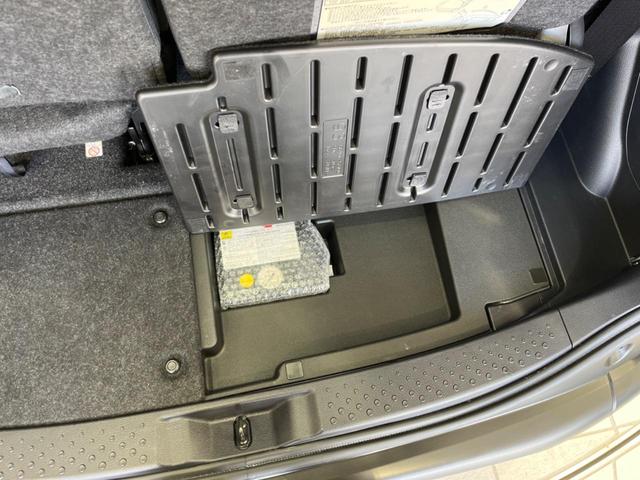 ハイブリッドG クエロ 禁煙車 純正SDナビ フリップダウンモニター 両側電動ドア ハーフレザー LEDヘッド バックカメラ ETC Bluetooth再生 純正16インチアルミ スマートキー 7人乗り(21枚目)
