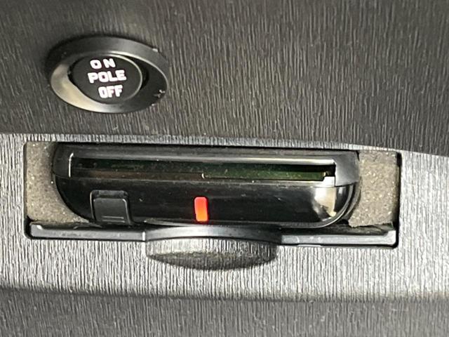 プリウス Ｓ　ＳＤナビ　バックカメラ　禁煙車　スマートキー　ＨＩＤヘッド　ＥＴＣ　オートライト　オートエアコン　純正１５インチアルミ　Ｂｌｕｅｔｏｏｔｈ　ＣＤ／ＤＶＤ再生　ステアリングスイッチ（5枚目）