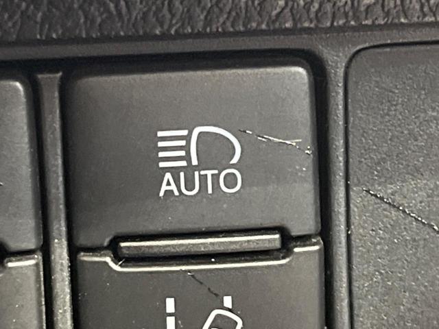 カローラフィールダー ハイブリッドＧ　プラスレッド　禁煙車　純正ＳＤナビ　セーフティセンス　バックカメラ　ハーフレザーシート　Ｂｌｕｅｔｏｏｔｈ　フルセグＴＶ　ＬＥＤヘッドライト　ＥＴＣ　オートハイビーム　レーンアシスト　オートエアコン　スマートキー（35枚目）
