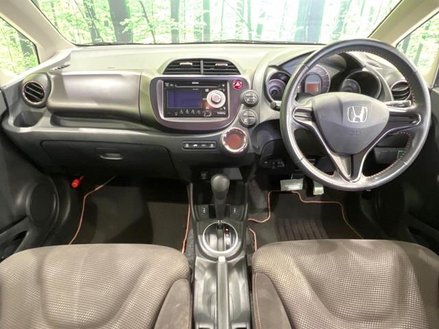 フィット シーズ　ファインスタイル　禁煙車　純正ディスプレイオーディオ　スマートキー　前席シートヒーター　ＨＩＤヘッド　ビルトインＥＴＣ　オートライト　オートエアコン　ＣＤ　盗難防止措置　衝突安全ボディ　電動格納ミラー（2枚目）