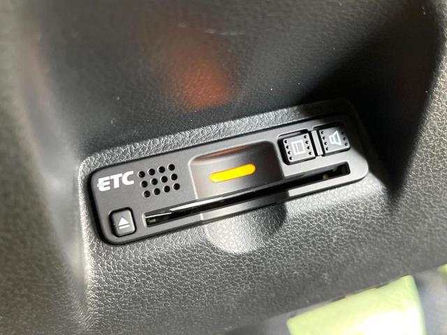 フィット シーズ　ファインスタイル　禁煙車　純正ディスプレイオーディオ　スマートキー　前席シートヒーター　ＨＩＤヘッド　ビルトインＥＴＣ　オートライト　オートエアコン　ＣＤ　盗難防止措置　衝突安全ボディ　電動格納ミラー（4枚目）
