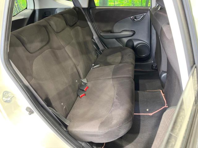 フィット シーズ　ファインスタイル　禁煙車　純正ディスプレイオーディオ　スマートキー　前席シートヒーター　ＨＩＤヘッド　ビルトインＥＴＣ　オートライト　オートエアコン　ＣＤ　盗難防止措置　衝突安全ボディ　電動格納ミラー（9枚目）