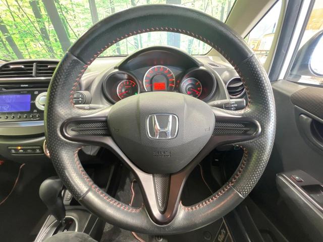 フィット シーズ　ファインスタイル　禁煙車　純正ディスプレイオーディオ　スマートキー　前席シートヒーター　ＨＩＤヘッド　ビルトインＥＴＣ　オートライト　オートエアコン　ＣＤ　盗難防止措置　衝突安全ボディ　電動格納ミラー（11枚目）