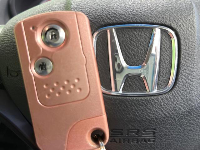 フィット シーズ　ファインスタイル　禁煙車　純正ディスプレイオーディオ　スマートキー　前席シートヒーター　ＨＩＤヘッド　ビルトインＥＴＣ　オートライト　オートエアコン　ＣＤ　盗難防止措置　衝突安全ボディ　電動格納ミラー（35枚目）