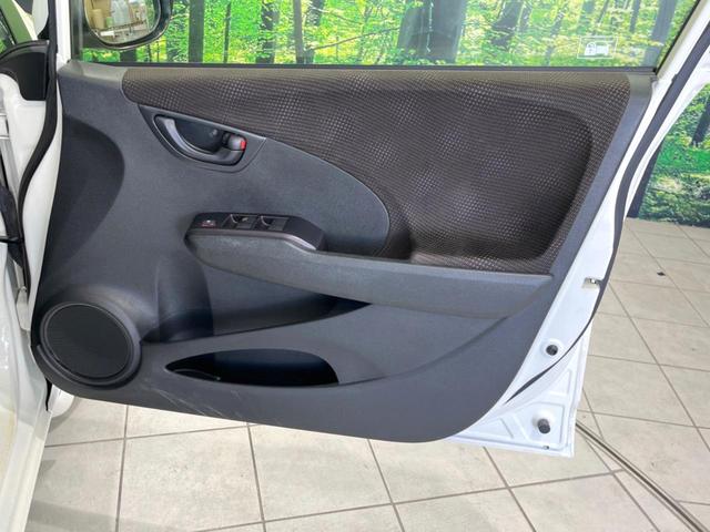 フィット シーズ　ファインスタイル　禁煙車　純正ディスプレイオーディオ　スマートキー　前席シートヒーター　ＨＩＤヘッド　ビルトインＥＴＣ　オートライト　オートエアコン　ＣＤ　盗難防止措置　衝突安全ボディ　電動格納ミラー（44枚目）